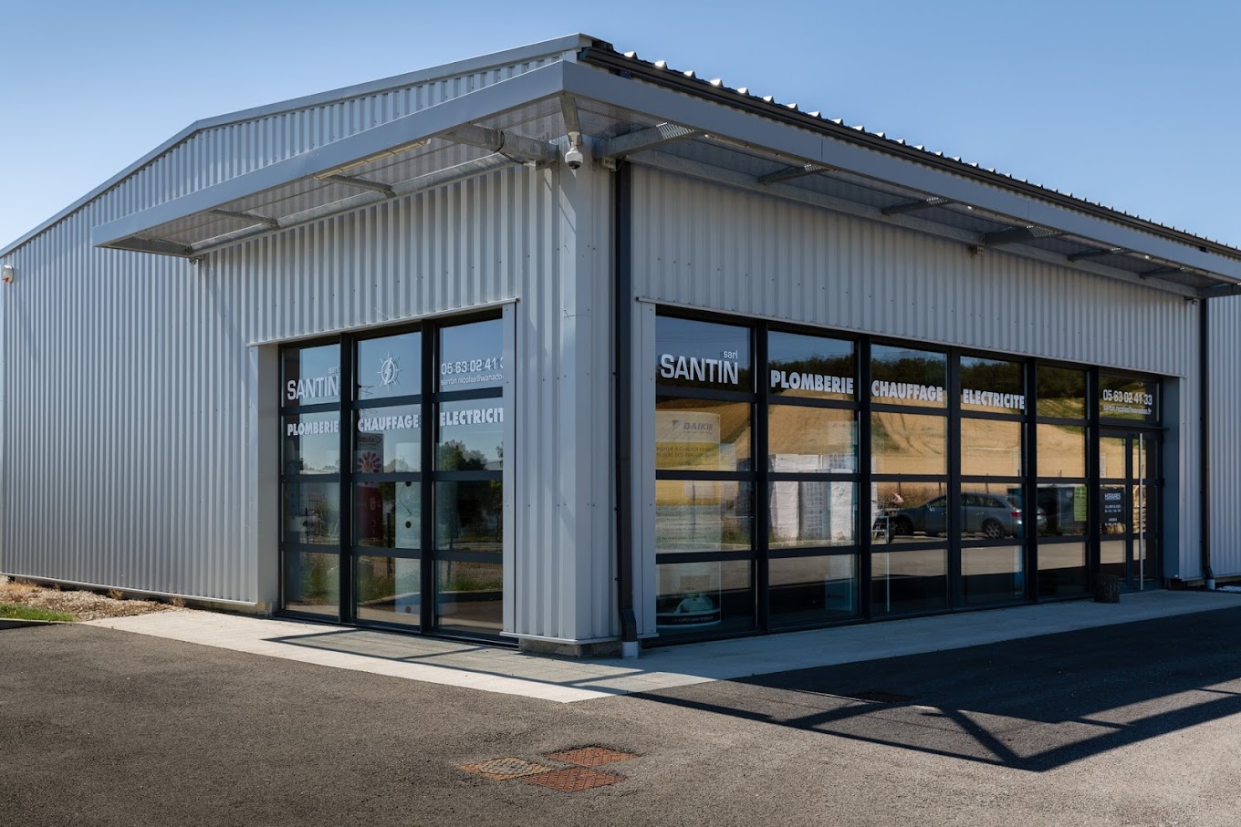 Locaux professionnels de la SARL SANTIN Façade des locaux de la SARL SANTIN, entreprise de plomberie, chauffage et électricité